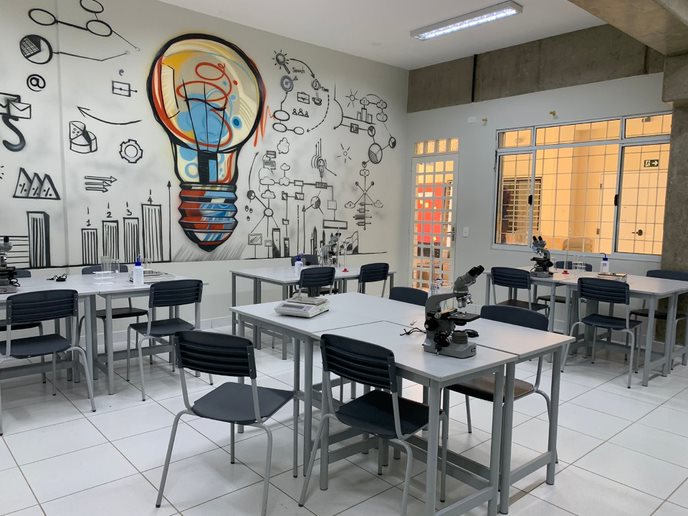 Reforma no laboratório de Marista Escola Social Ir. Lourenço